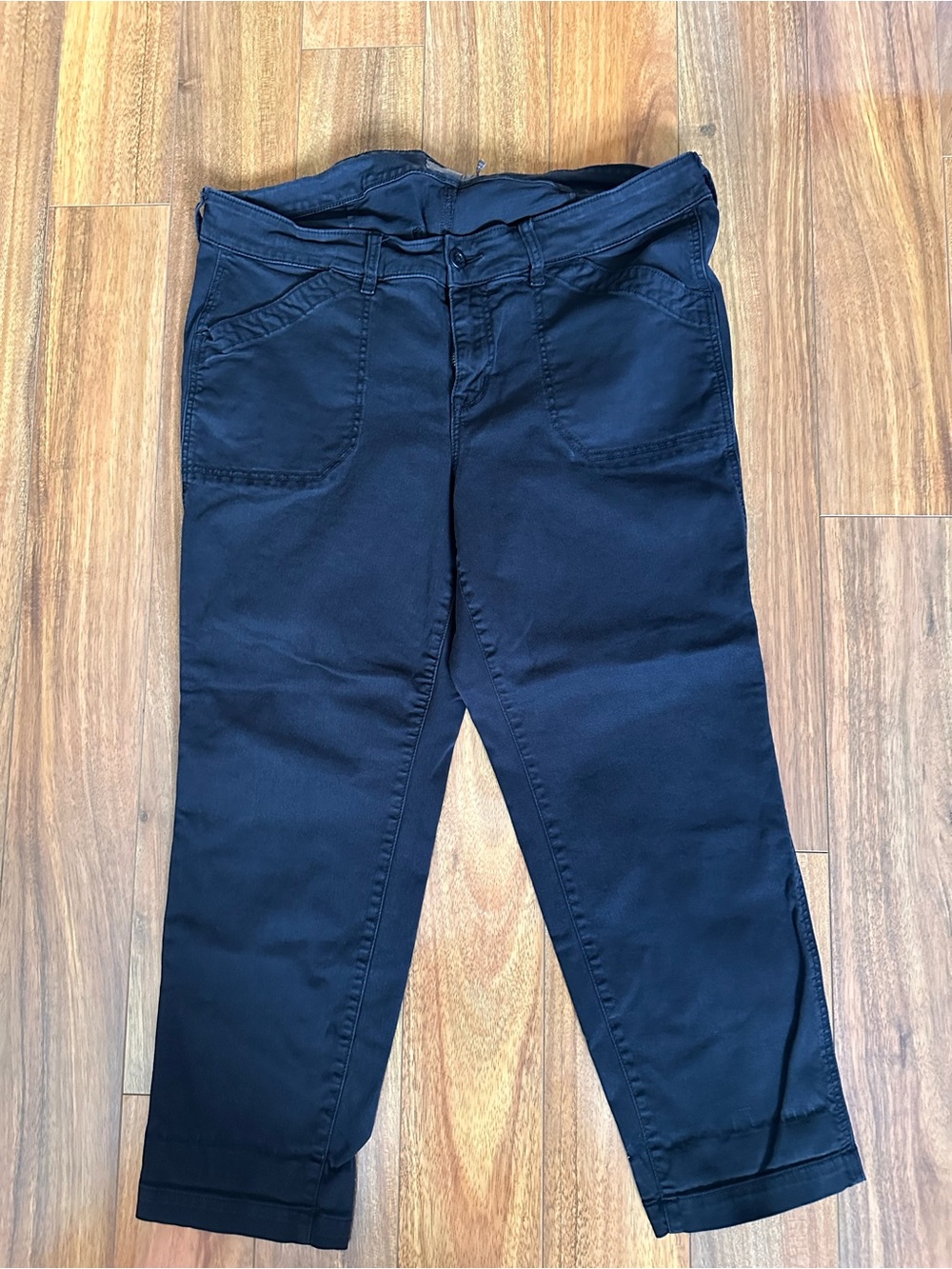 Torrid perfect relaxed utility crop black

Size 16 and 18